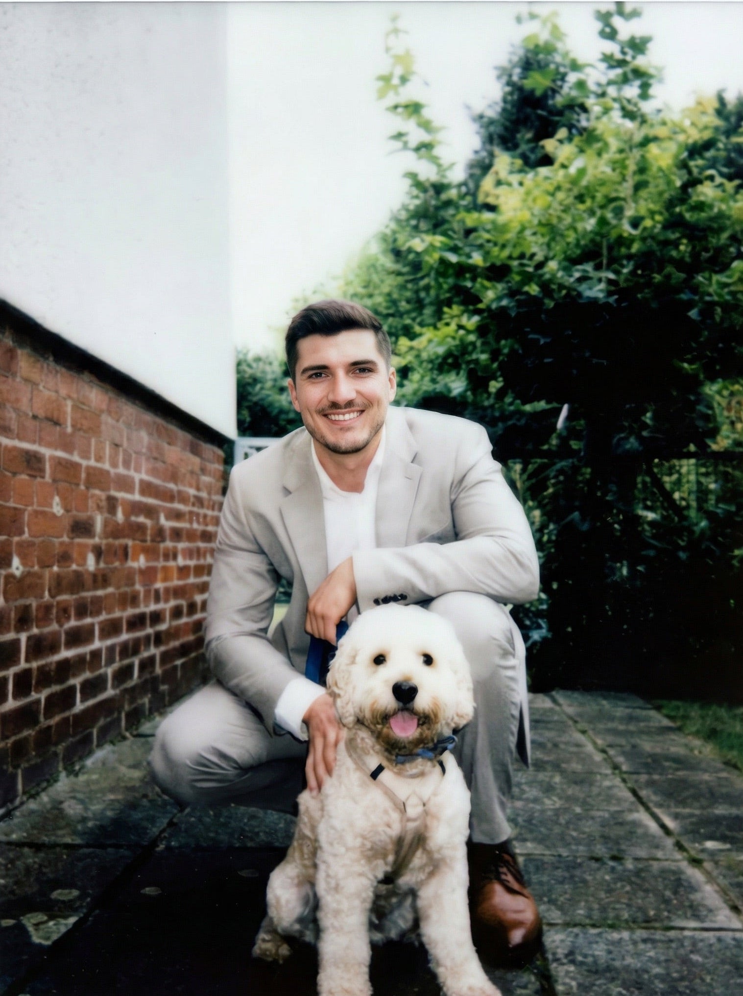 Gründer von Bless mit seinem Hund im Freien